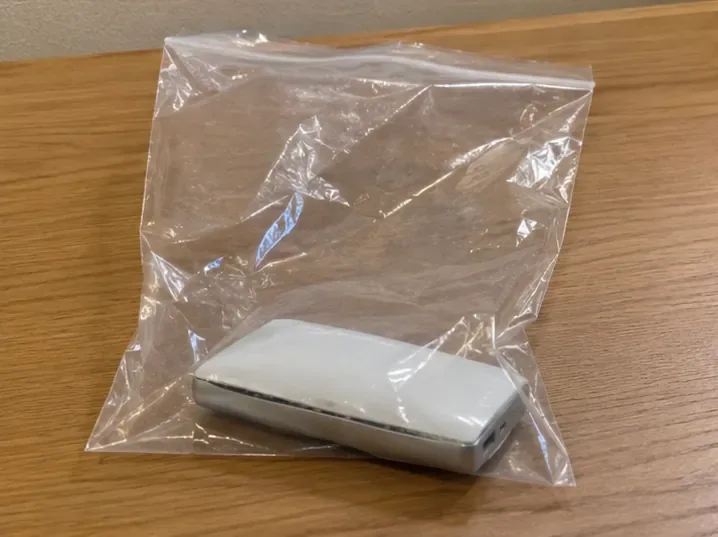 膨張したモバイルバッテリーを単独で中身の見える透明袋に入れた状態