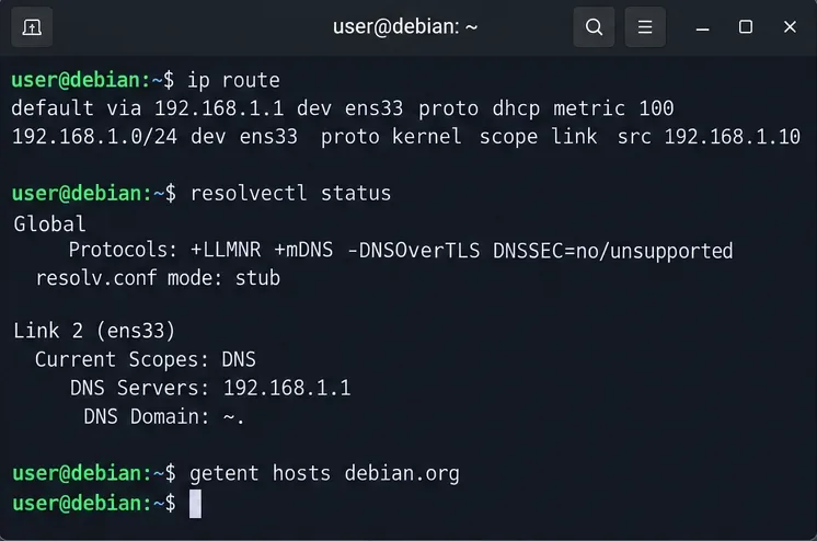 เทอร์มินัล Debian พร้อมคำสั่ง ip route, resolvectl status และ getent hosts สำหรับตรวจสอบการเชื่อมต่อ DNS