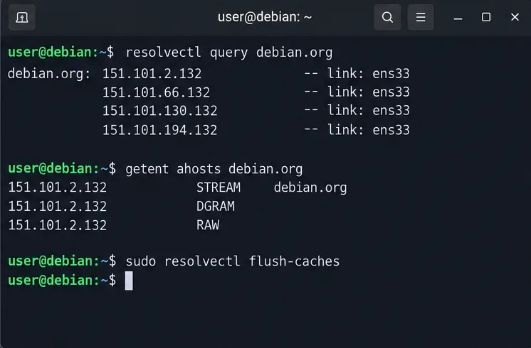 เทอร์มินัล Debian แสดงผลลัพธ์จากคำสั่ง resolvectl query debian.org และ getent ahosts debian.org ซึ่งส่งคืนระเบียนที่อยู่ ตามด้วยคำสั่ง flush-caches