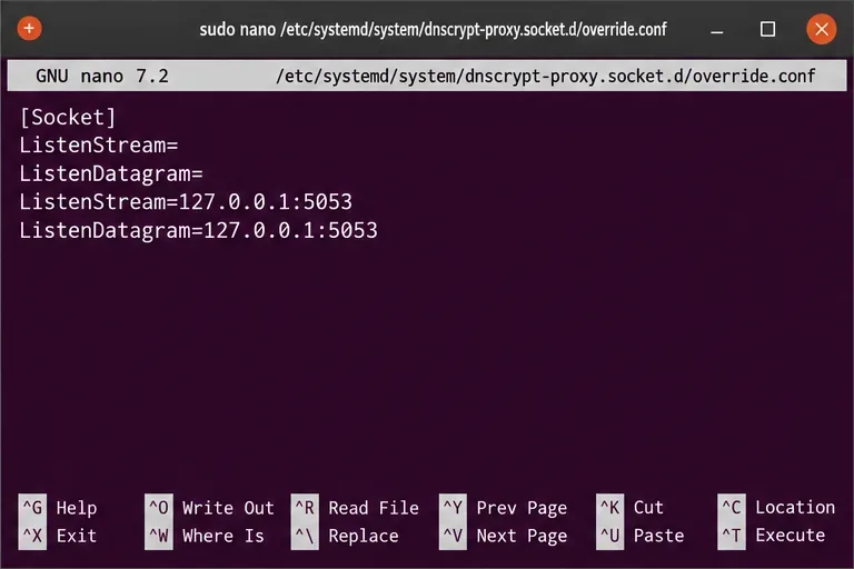 O editor Nano mostra uma sobrescrita de socket do systemd vinculada a 127.0.0.1 na porta 5053.
