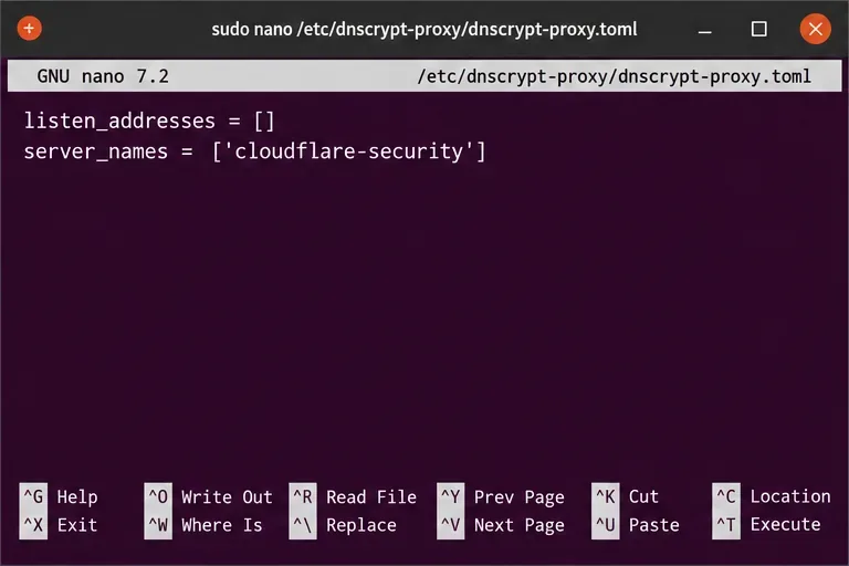 O editor Nano mostra o dnscrypt-proxy configurado com ativação de socket e o resolvedor cloudflare-security.
