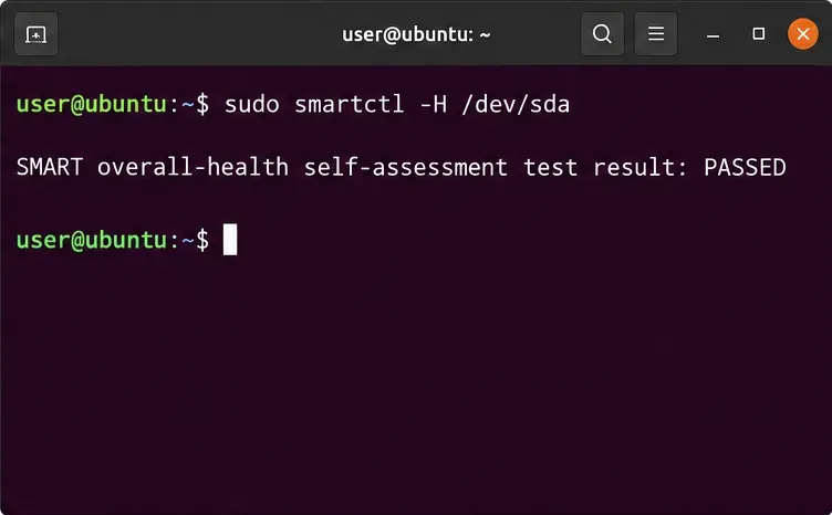 Ubuntuターミナルでsmartctlヘルスチェックを実行し、SATAディスクに対してPASSEDステータスを示す例を表示している。