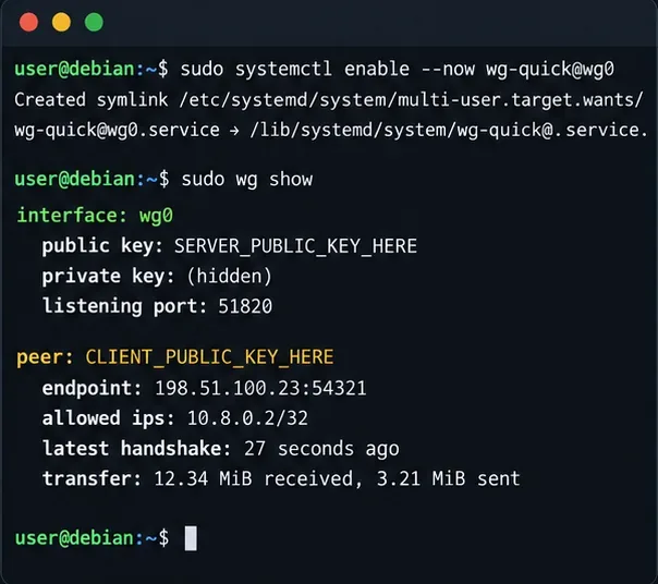 เทอร์มินัลของ Debian แสดงให้เห็นว่าบริการ wg-quick เปิดใช้งานอยู่ และมีการเชื่อมต่อแบบ peer handshake พร้อมตัวนับปริมาณการรับส่งข้อมูล