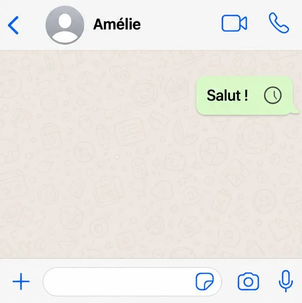 Conversation de messagerie avec un message sortant Salut accompagné d’une petite icône en forme d’horloge