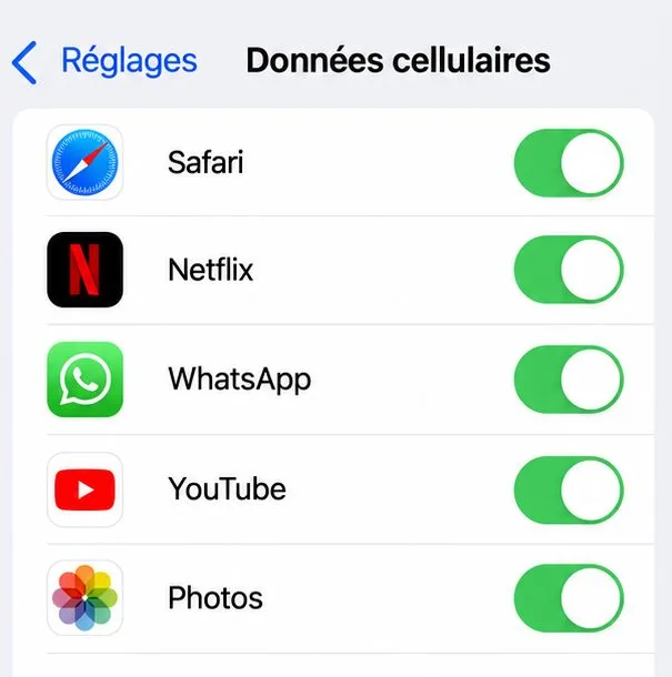 Liste iOS des applications autorisées à utiliser les données cellulaires, avec l’option WhatsApp activée
