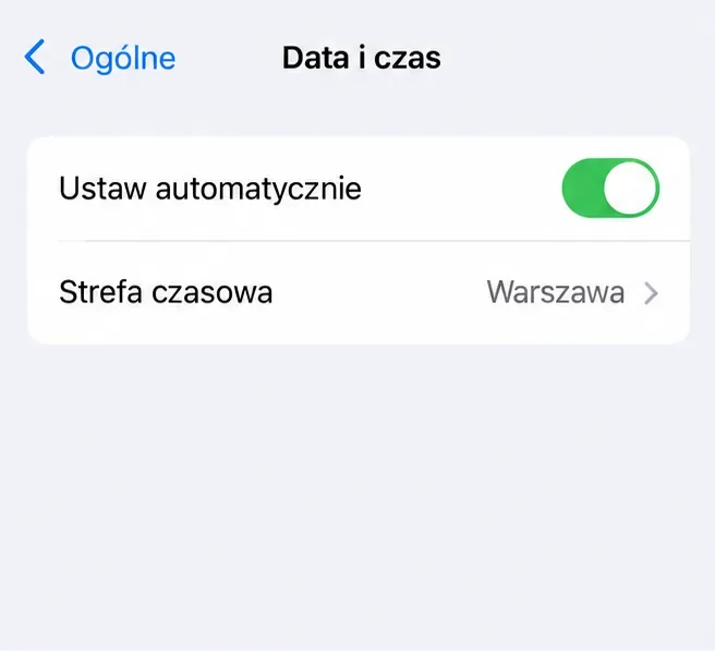 Poglądowy ekran iPhone’a z włączoną opcją Ustaw automatycznie i strefą czasową Warszawa